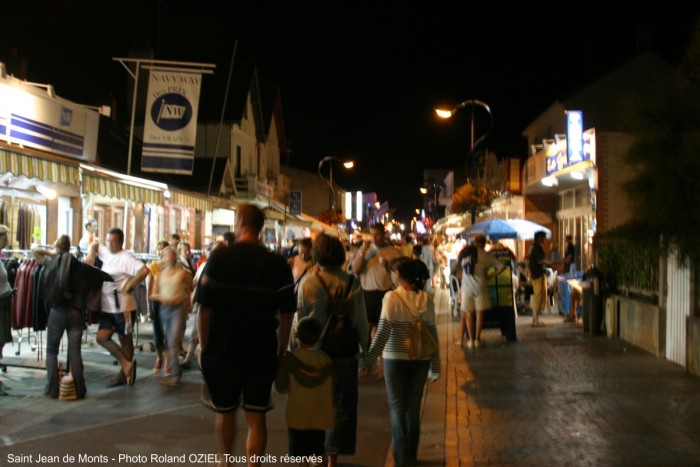 Rue piétonne nocturne de saint jean de monts