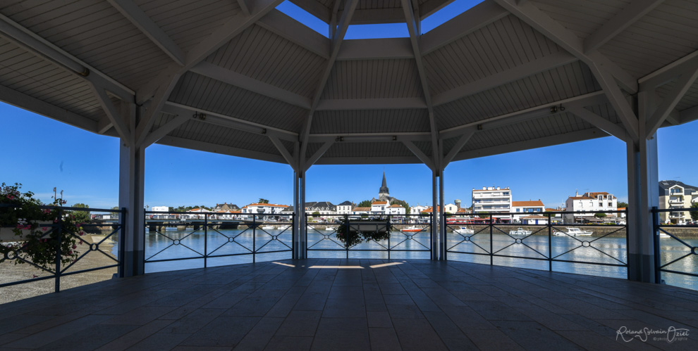 Kiosque rivière la vie à saint gilles croix de vie